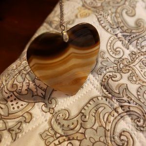 Heart-shaped agate necklace